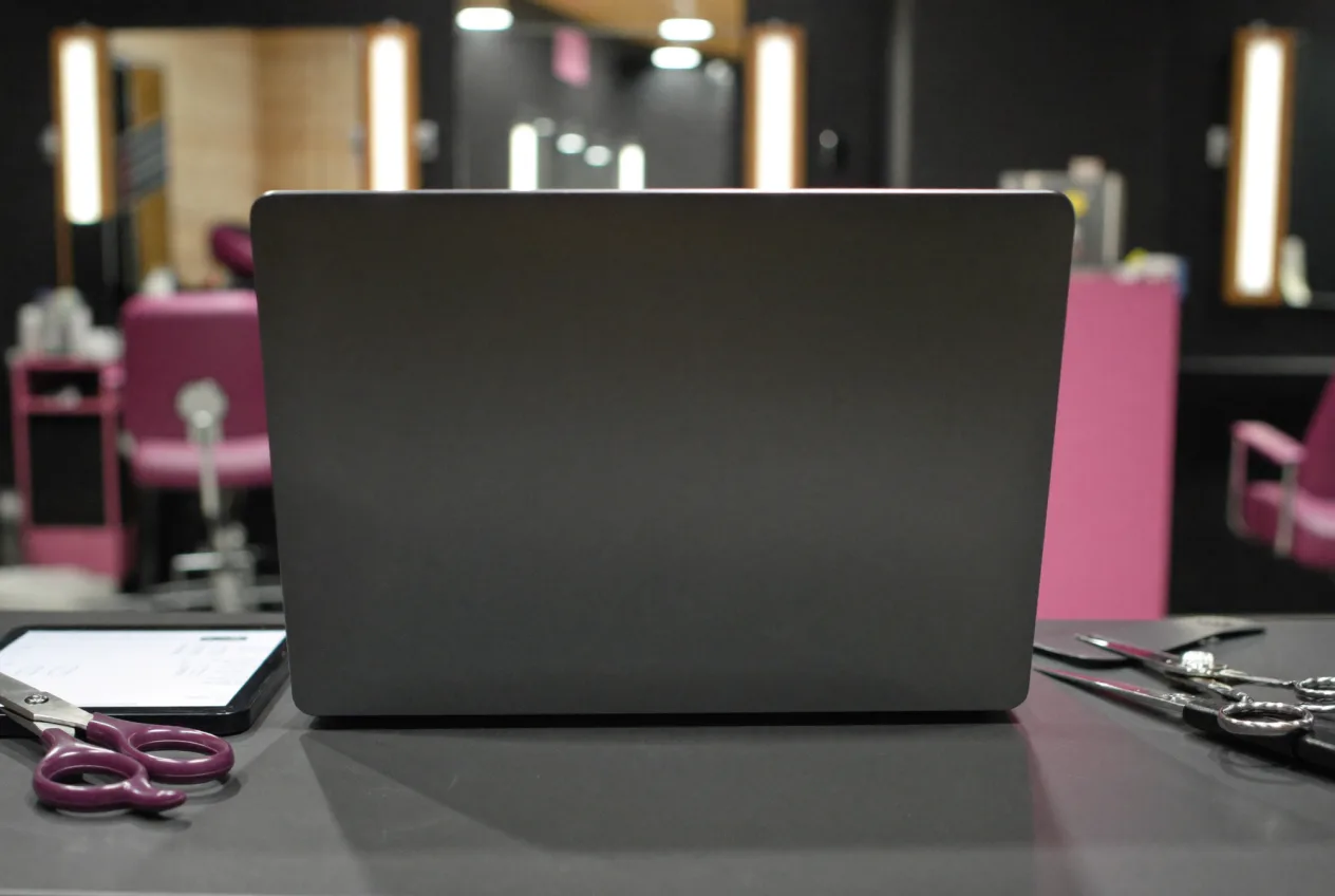 Arbeitsplatz mit Laptop und Analyse-Dashboard für SEO und Content
