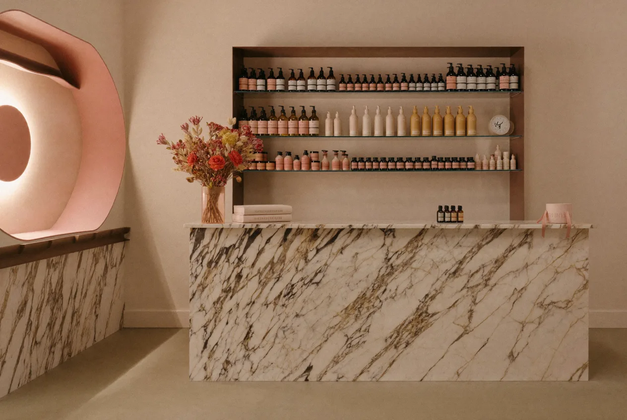 Stilvoller Empfangsbereich eines modernen Friseursalons