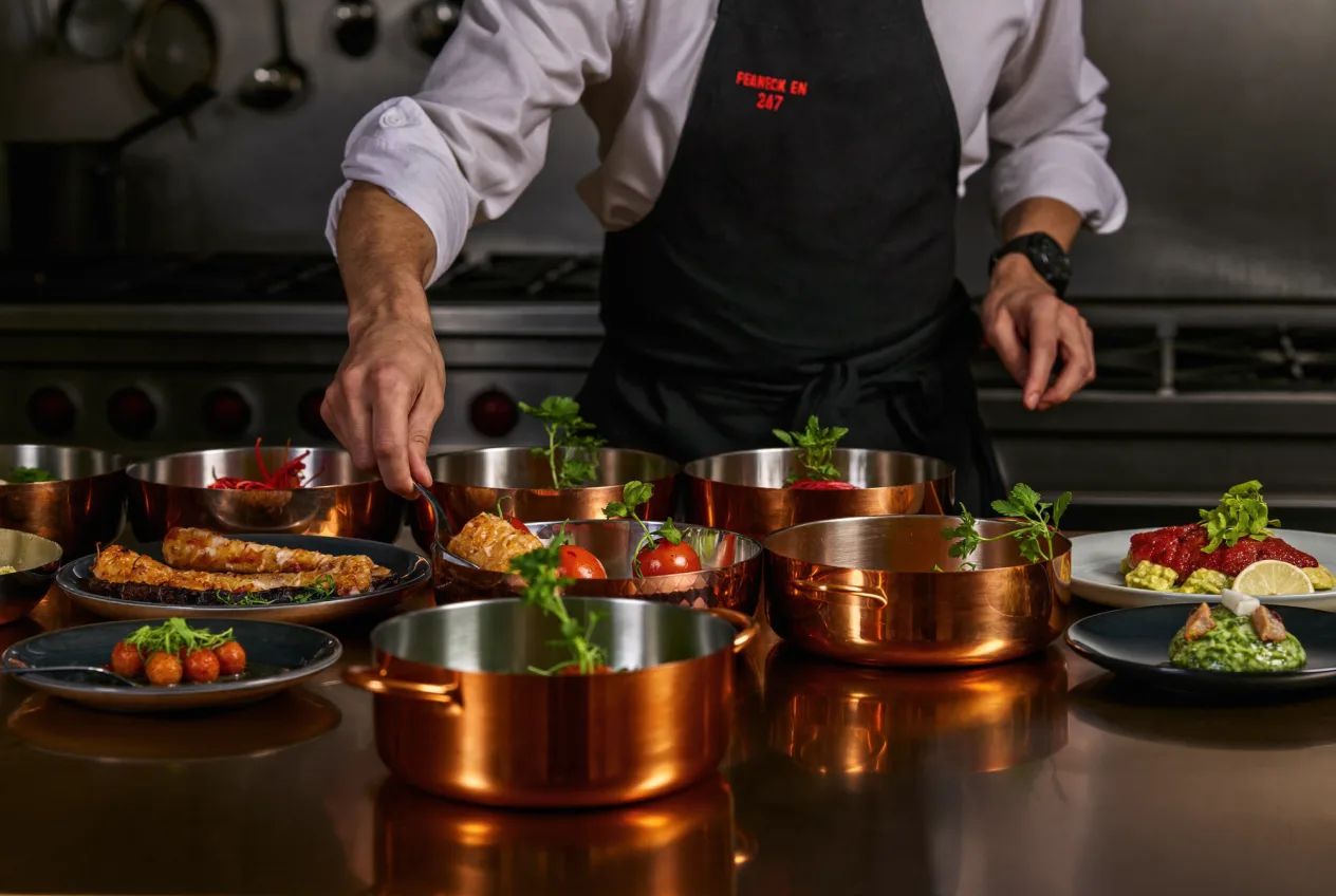 Gastgeber im Gespräch mit Gästen im gut besuchten Restaurant