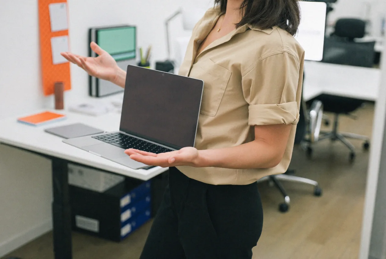 Freundlicher Berater von NK IT Service am Arbeitsplatz