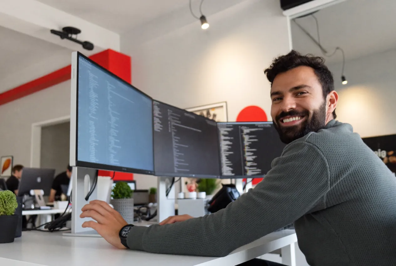 Freundlicher Berater von NK IT Service am Arbeitsplatz