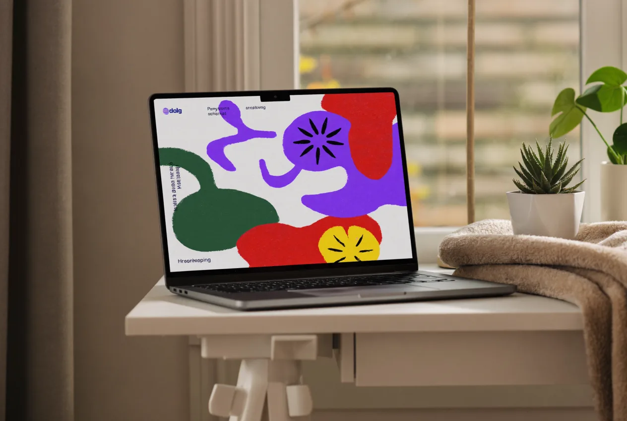 Arbeitsplatz mit Laptop und Analyse-Dashboard für SEO und Content
