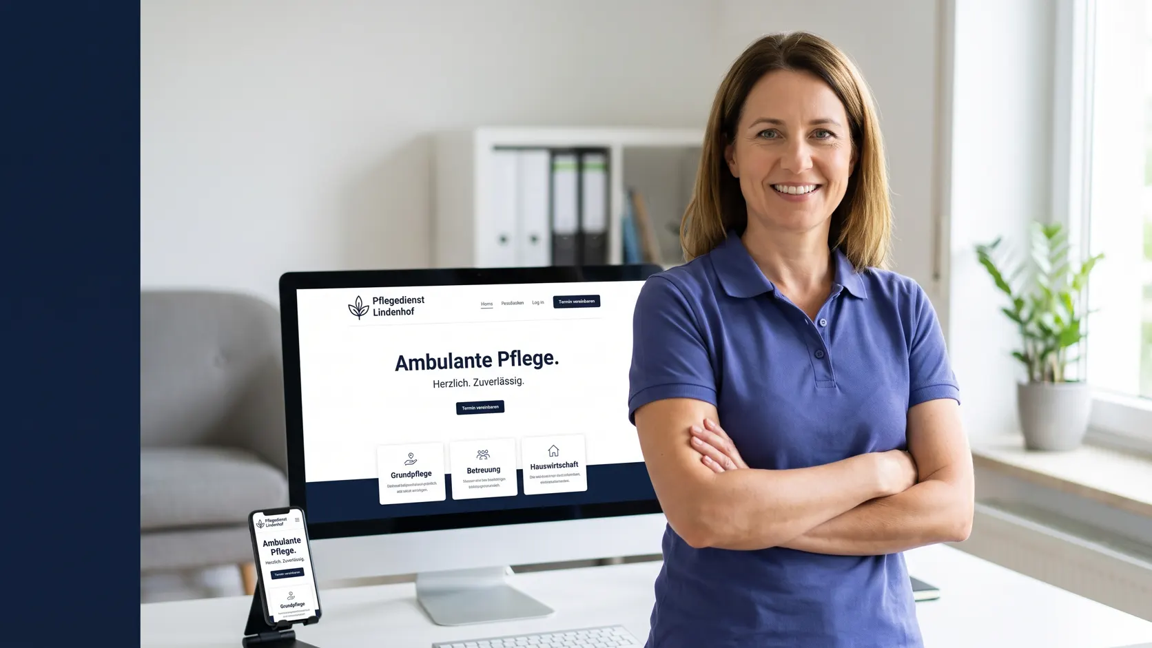 Pflegedienstleiterin in ihrem Büro, daneben die Pflegedienst-Website auf Bildschirm und Smartphone