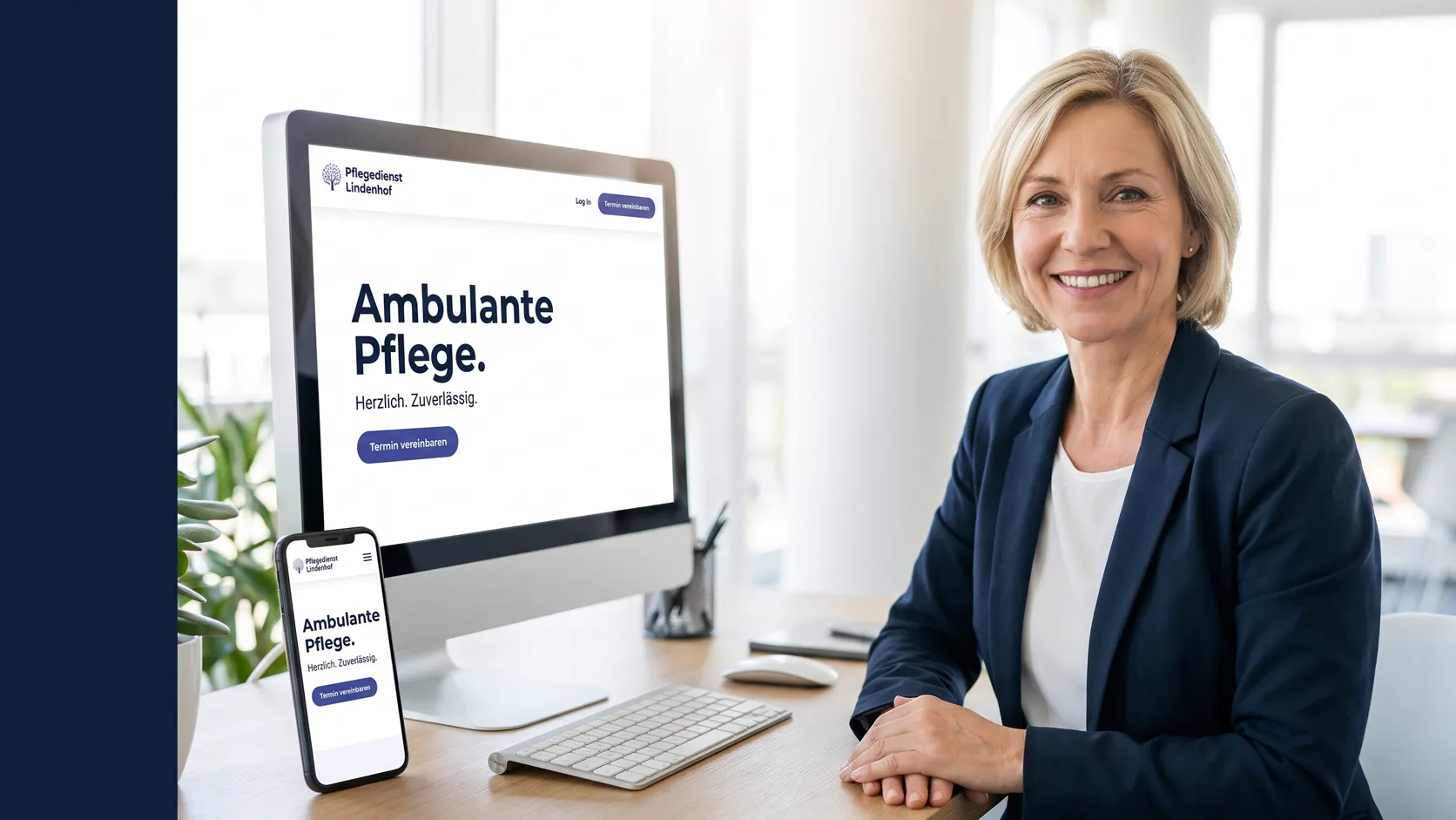 Inhaberin eines Pflegedienstes am Schreibtisch, daneben die Pflegedienst-Website auf Bildschirm und Smartphone
