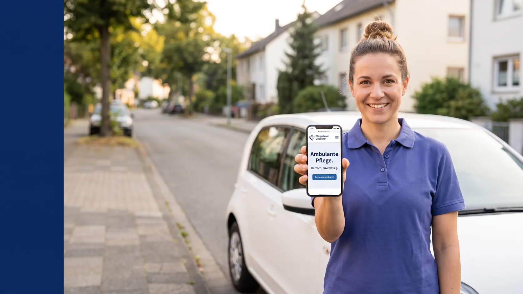 Pflegekraft am Dienstwagen zeigt die Pflegedienst-Website auf dem Smartphone