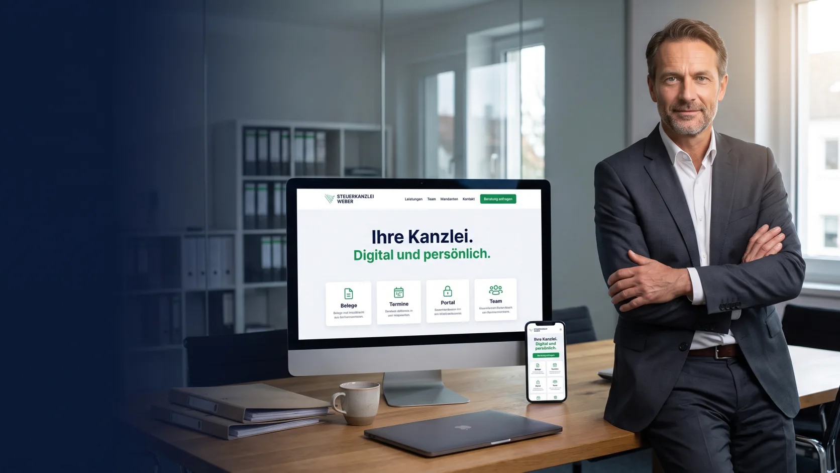 Steuerberater im Besprechungsraum, daneben die Kanzlei-Website auf Bildschirm und Smartphone
