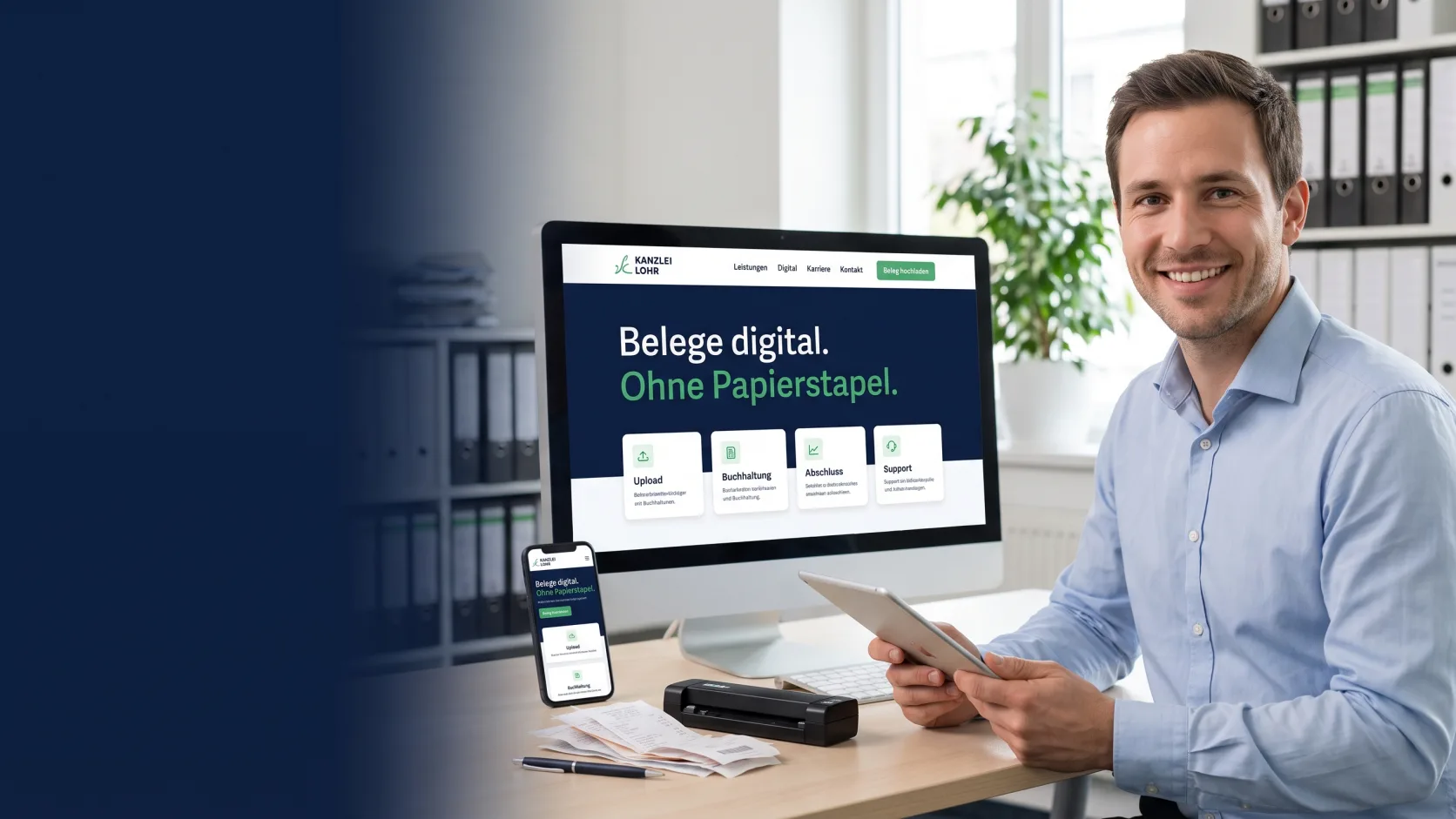 Steuerfachangestellter mit Tablet am Belegscanner, daneben die Kanzlei-Website auf Bildschirm und Smartphone