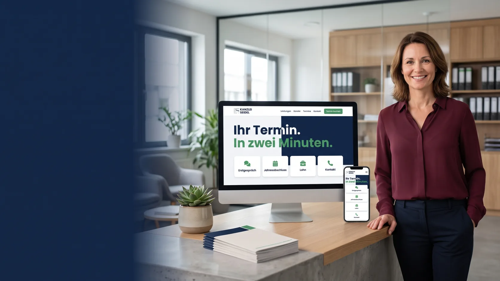 Kanzleimitarbeiterin am Empfang, daneben die Kanzlei-Website mit Terminbuchung auf Bildschirm und Smartphone