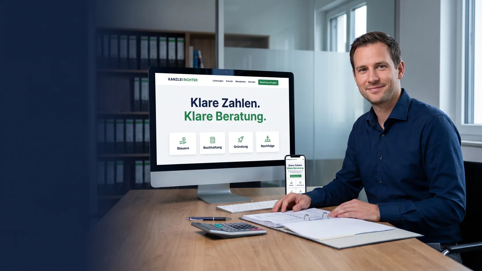 Steuerberater am Besprechungstisch mit Unterlagen, daneben die Kanzlei-Website auf Bildschirm und Smartphone