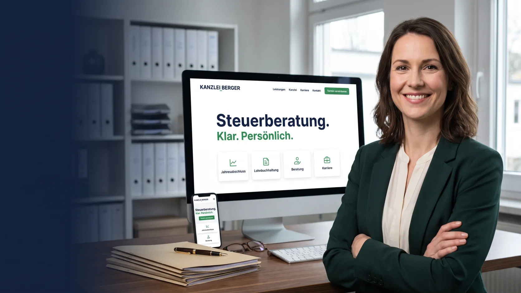 Steuerberaterin in ihrer Kanzlei, daneben die Kanzlei-Website auf Bildschirm und Smartphone