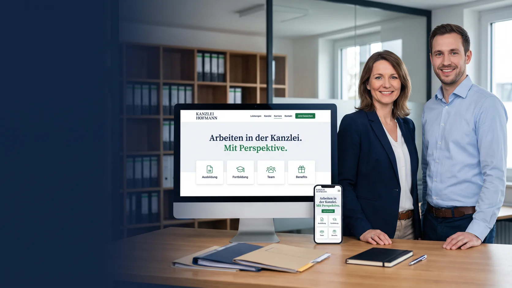 Zwei Mitarbeitende einer Steuerkanzlei vor der Karriereseite ihrer Website