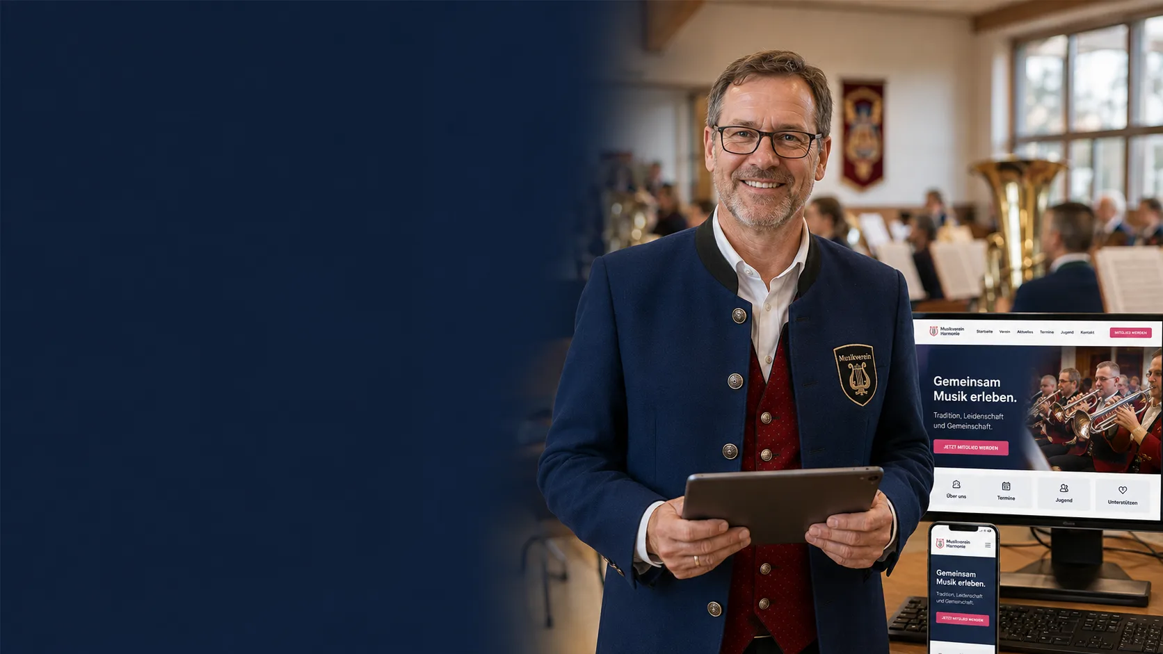 Vorsitzender eines Musikvereins im Probenraum, daneben die Vereins-Website auf Bildschirm und Smartphone