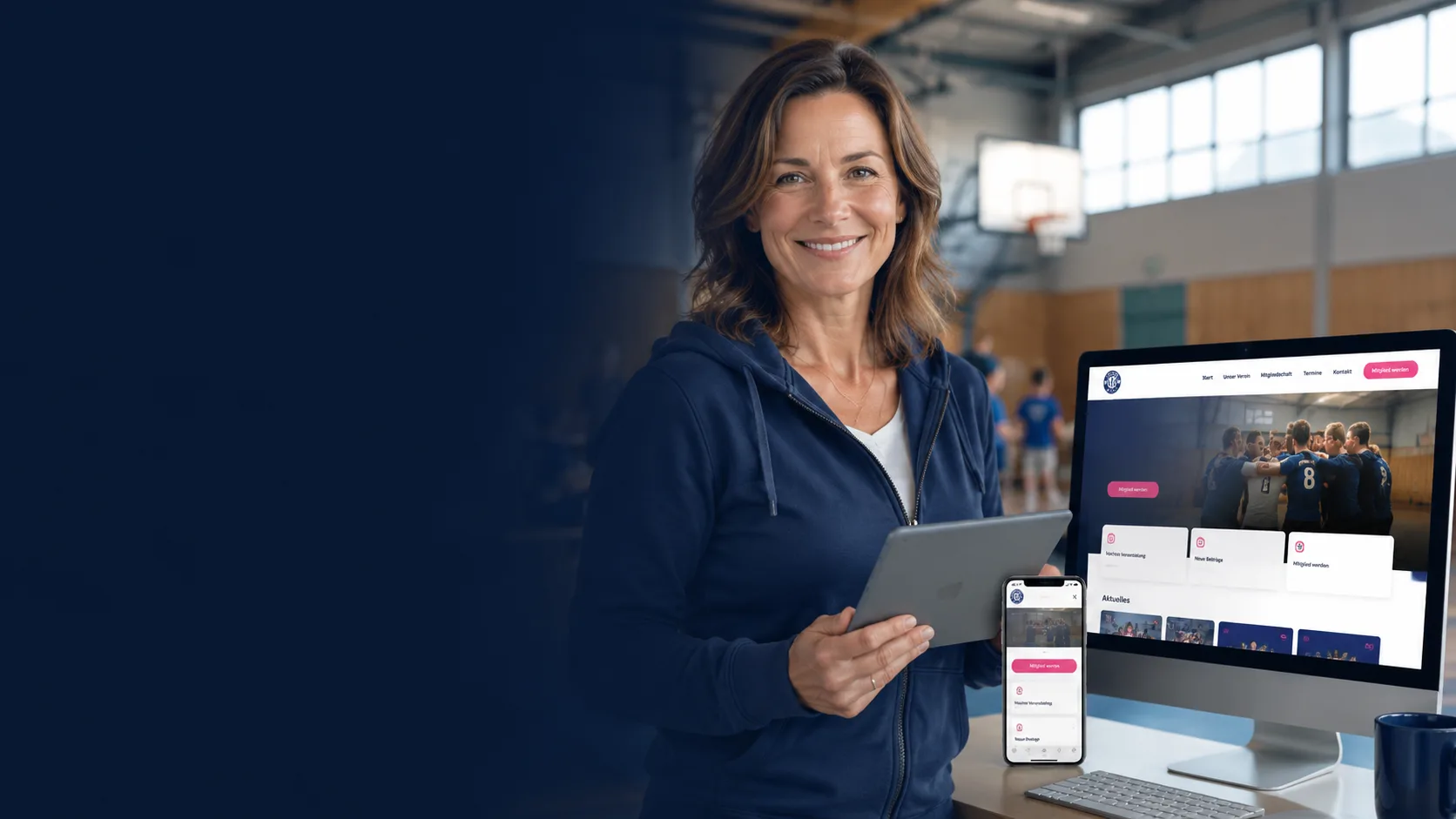 Vorständin mit Tablet in der Sporthalle, daneben die neue Vereins-Website auf Bildschirm und Smartphone