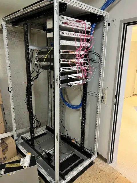Serverschrank / Netzwerk-Installation von NK IT Service (Foto 1)