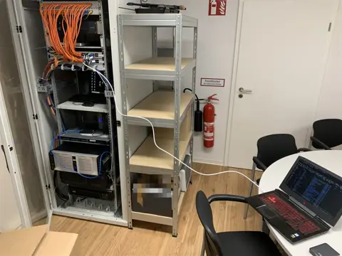 Serverschrank / Netzwerk-Installation von NK IT Service (Foto 6)