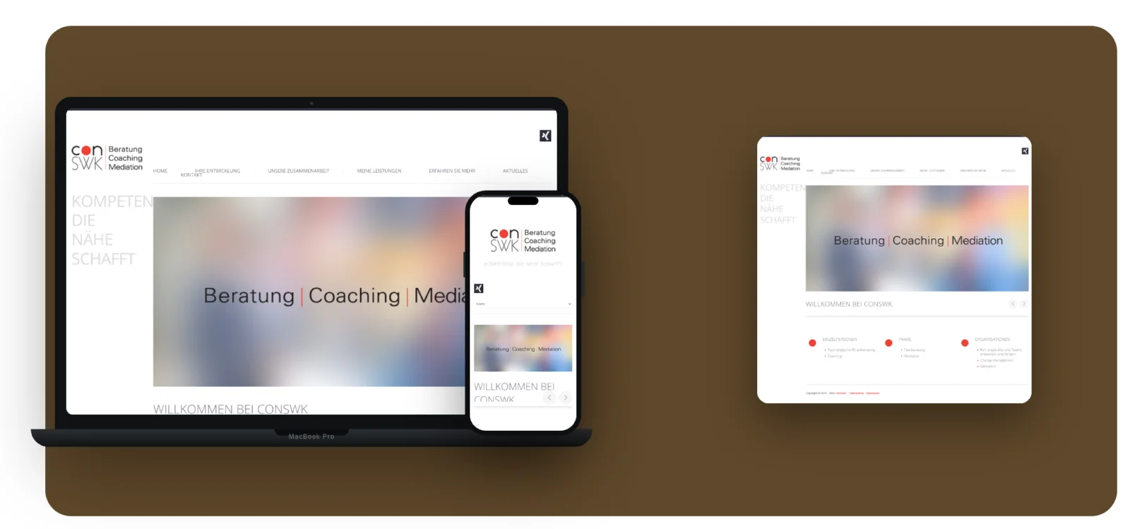 Website-Mockup: conSWK auf Desktop und Smartphone